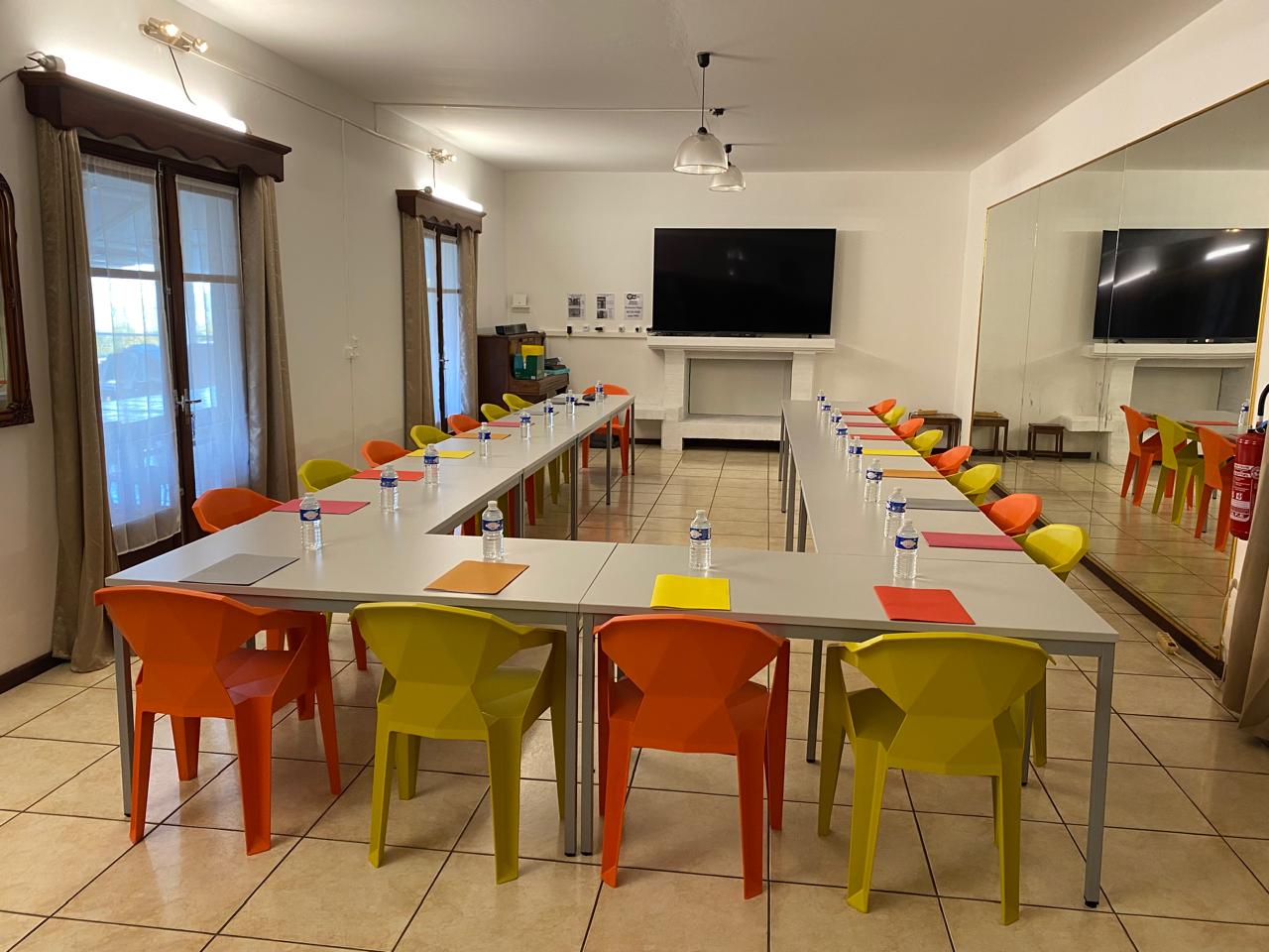 Salle de réunion avec disposition en U